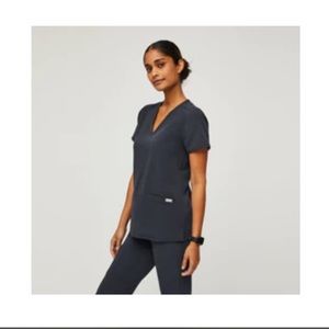 Figs Casma 3 pocket scrub top - night sky color